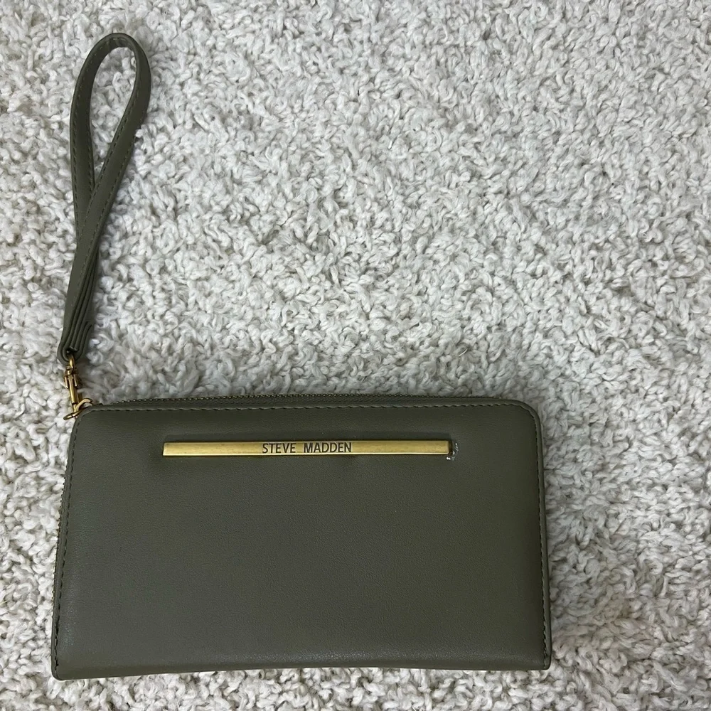 Steve Madden Green Wristlet Clutch NEW